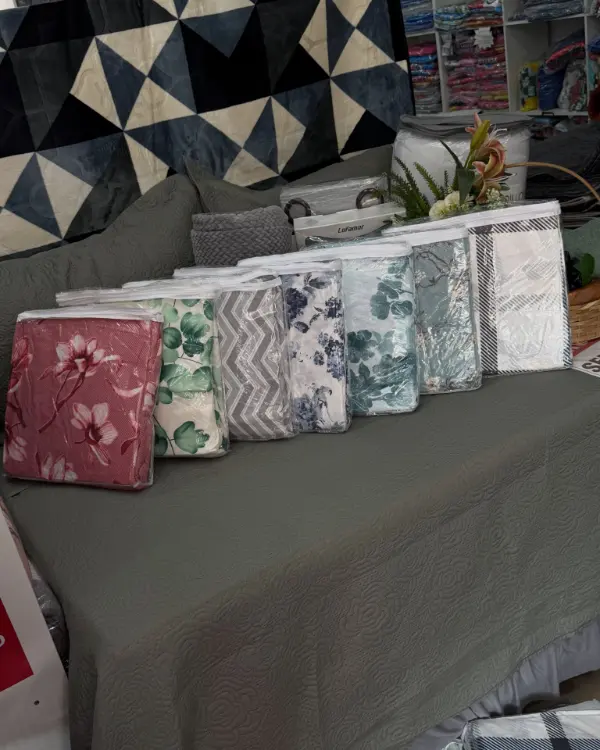 Colchas Queen Virol 2 em 1 dobradas sobre a cama