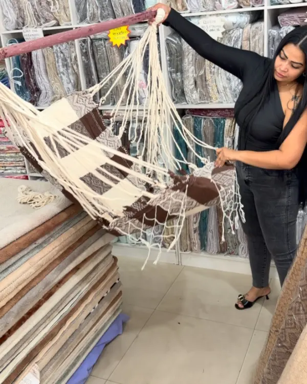 Rede cadeira de balanço em exposição na loja